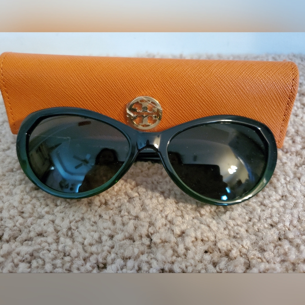 TORY BURCH Sunglasses, case & goldtone round hoop earrings set - Picture 3 of 14